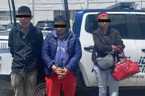 Video: Secuestran taxi para robar comercio en Pilares, Metepec; ya están detenidos